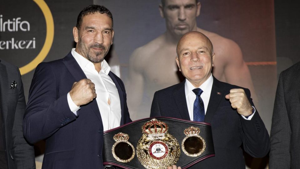 Dünya Ağır Sıklet Boks Şampiyonu Arslan Erzurum’a altın kemeriyle geldi