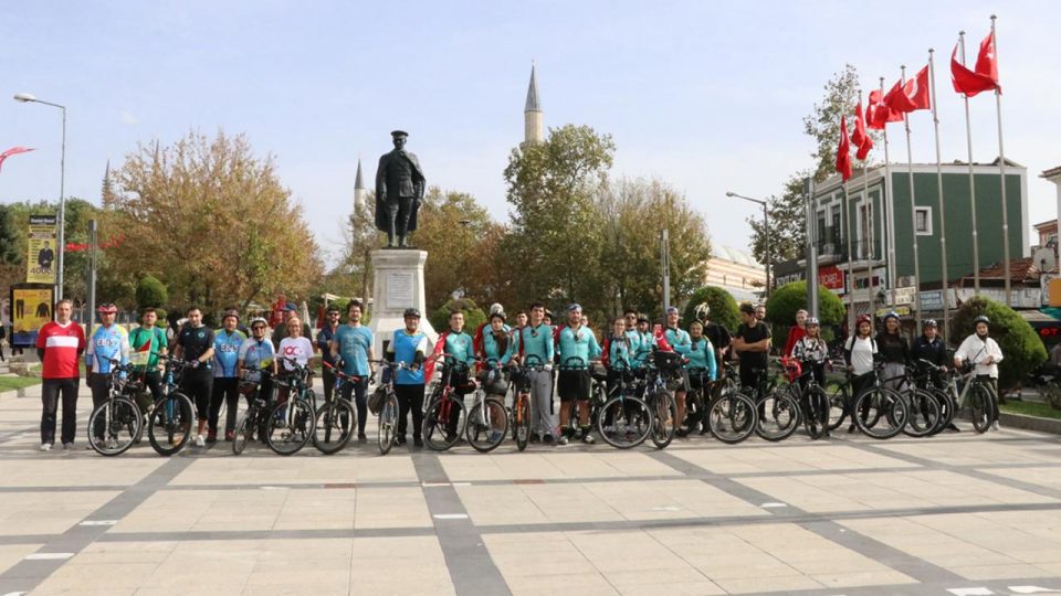 Edirne’de 100 bisikletli Cumhuriyet’in 100. yılı dolayısıyla pedala çevirdi