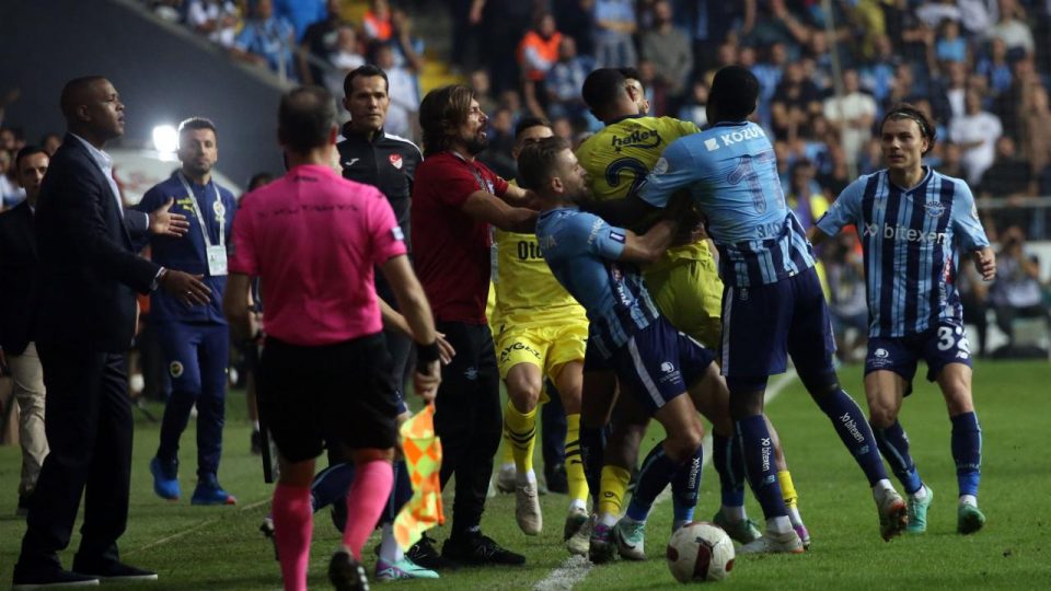 Fenerbahçe’den “Sokak kavgası mı, futbol maçı mı?” paylaşımı