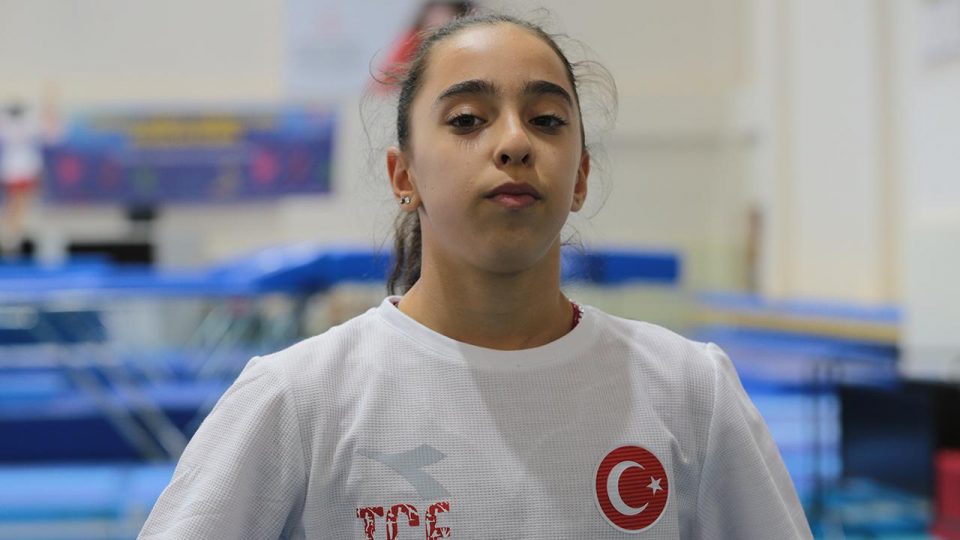 Genç milli cimnastikçiler Dünya Şampiyonası’nda altın madalya için tempo tutuyor