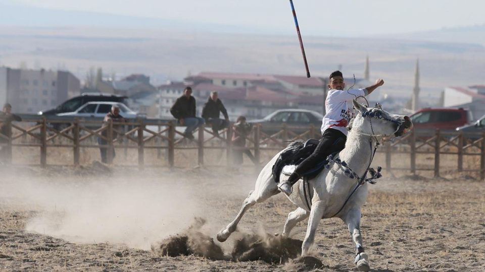 Kars’ta ata sporu cirit köylülerin dostluk maçlarıyla yaşatılıyor